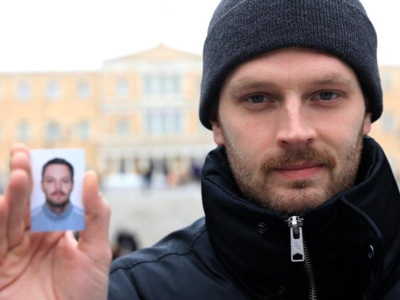 Δημοσιογράφος της Bild αγόρασε πλαστό διαβατήριο στην Αθήνα – Το ρεπορτάζ που κάνει τον γύρο του κόσμου (βίντεο)